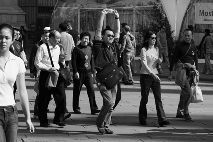 http://fc01.deviantart.com/fs17/f/2007/129/2/3/Japanese_people_in_Milan_by_andrealone.jpg